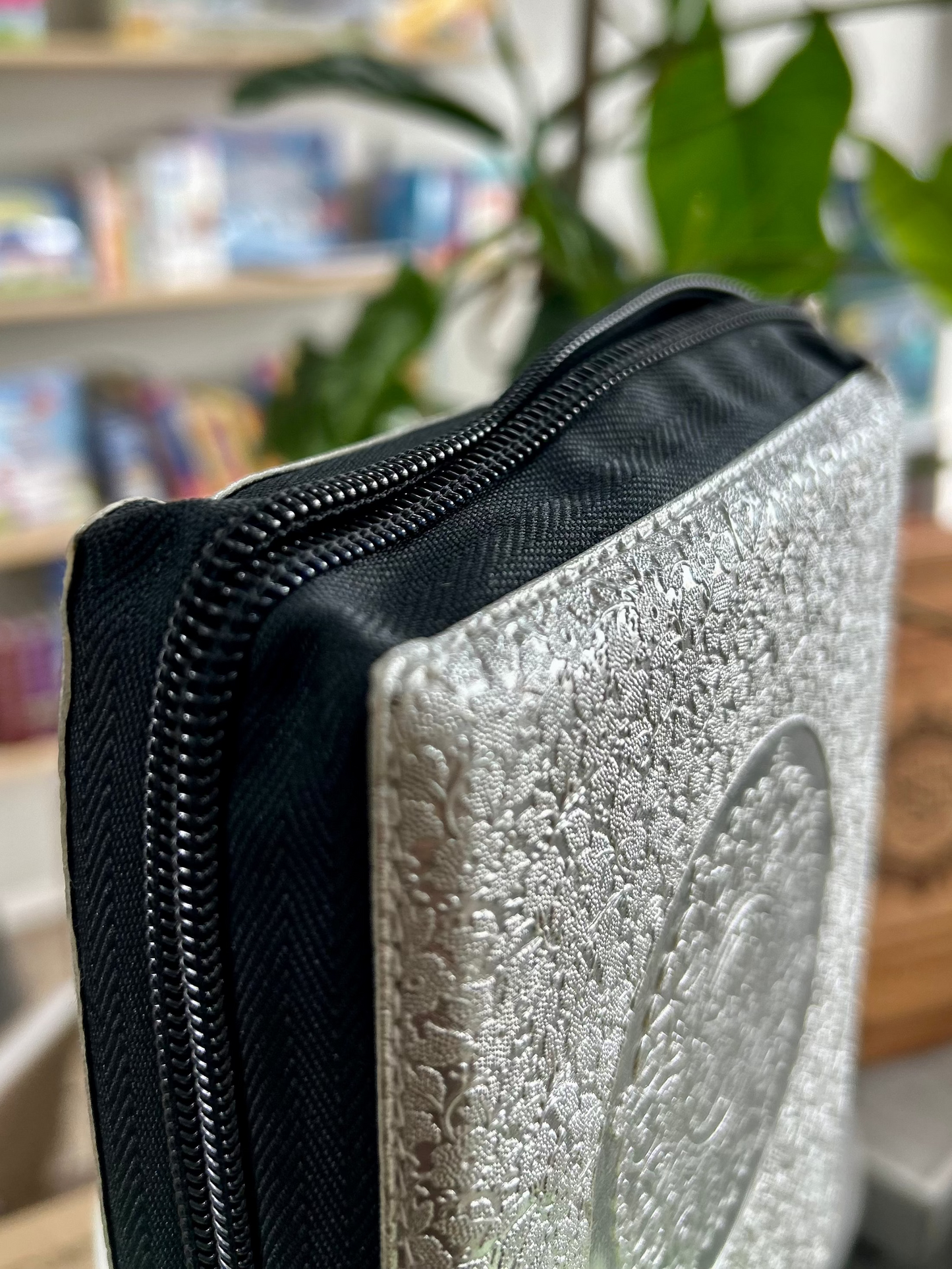 The Holy Quran (with Zip Case)